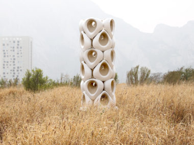 Bio-activated ceramic column in urban context_Bio-active ceramics _ Courtesy of Grecia Cortés